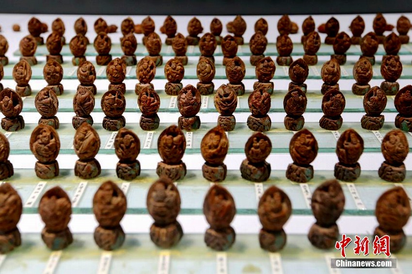 クルミ彫刻で「水滸伝百八星」を見事に再現(xiàn)　陝西省