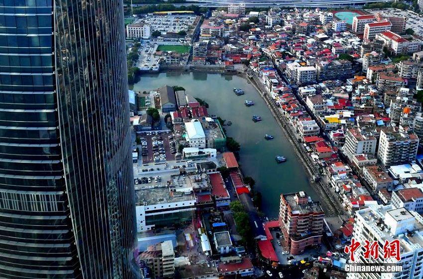 「雲(yún)上」から廈門を俯瞰する體験楽しむ観光客たち