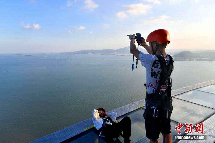 「雲(yún)上」から廈門(mén)を俯瞰する體験楽しむ観光客たち