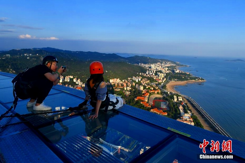 「雲(yún)上」から廈門を俯瞰する體験楽しむ観光客たち