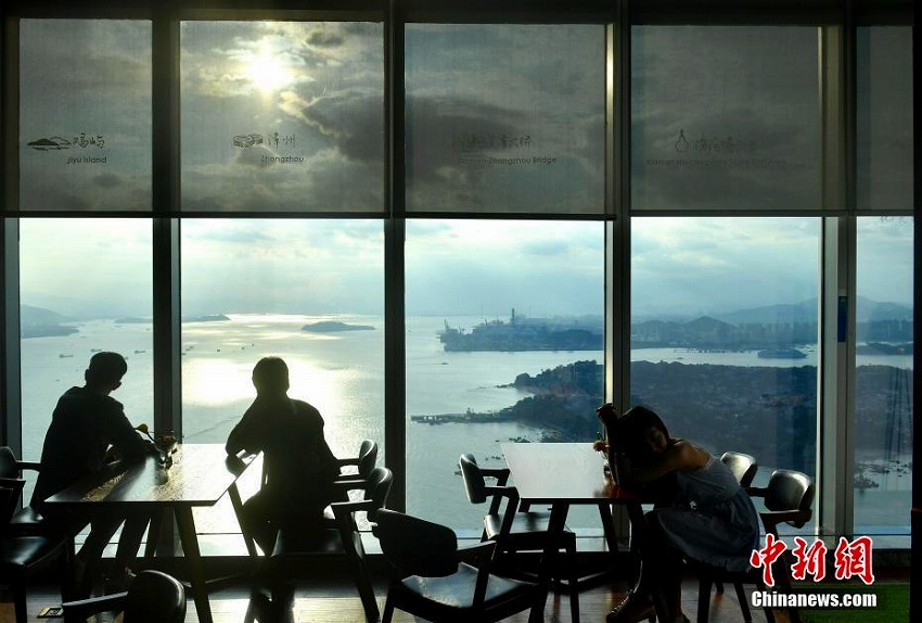 「雲(yún)上」から廈門を俯瞰する體験楽しむ観光客たち