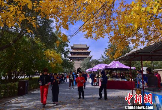 秋に色づく甘粛省嘉峪関の関城