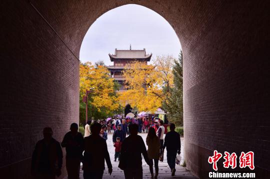 秋に色づく甘粛省嘉峪関の関城