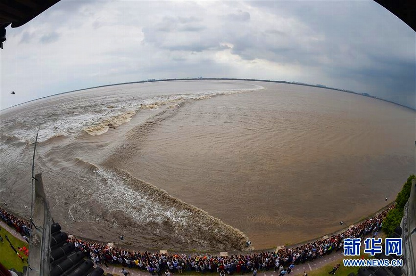 銭塘江の逆流現(xiàn)象「天下一の大潮」が到達(dá)