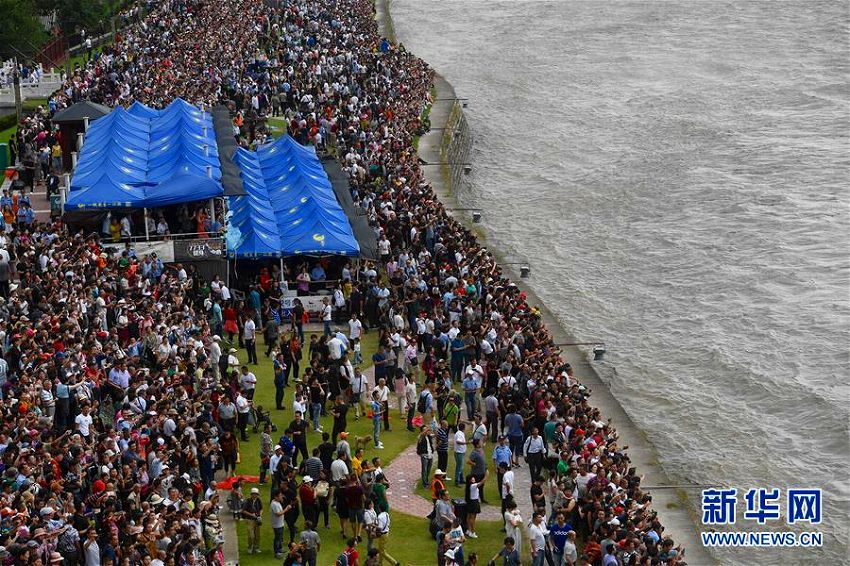 銭塘江の逆流現(xiàn)象「天下一の大潮」が到達