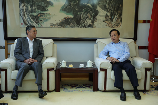 李寶善人民日報社長が日本の橫井裕駐中國大使らと會談