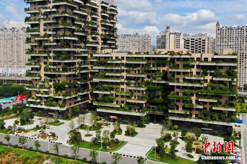 「緑いっぱいの建築物」を空撮　江蘇省句容市