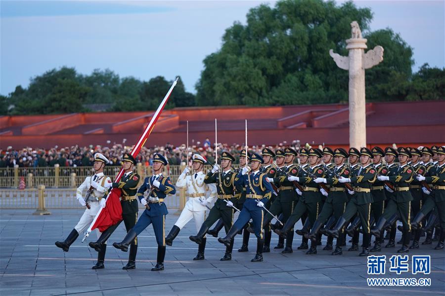 建國記念日、天安門広場で國旗掲揚式