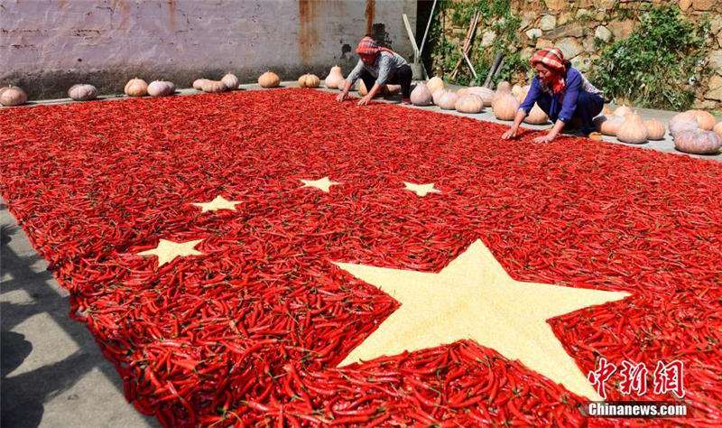 江西省の村　農(nóng)作物の「國旗」で建國記念日を祝う