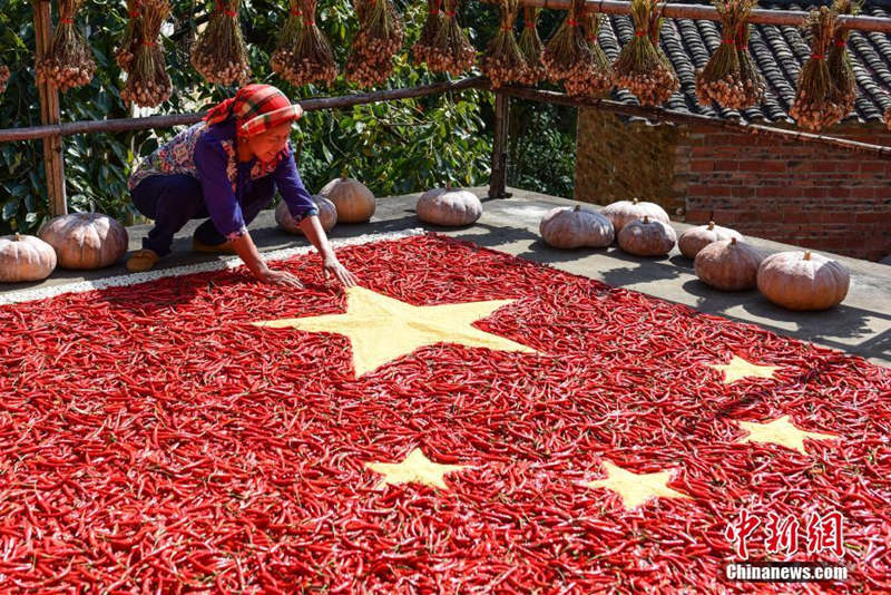 江西省の村　農(nóng)作物の「國(guó)旗」で建國(guó)記念日を祝う