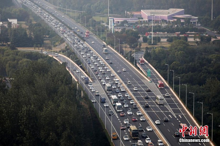 國慶節(jié)連休最終日、中國各地でUターンラッシュ