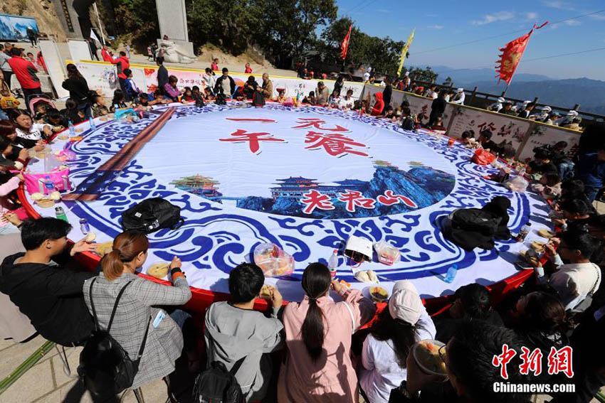 売上げがなぜか販売數(shù)より多くなる河南老君山景勝地の無人「1元ランチ」