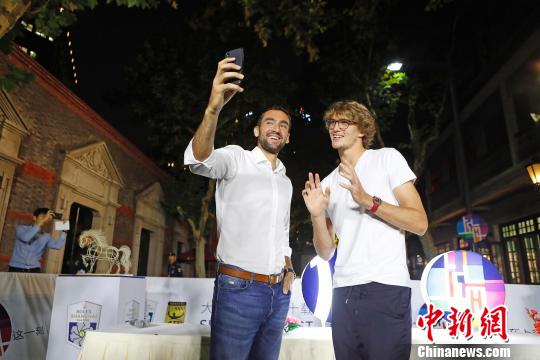 テニスのトッププレーヤーが上海でランタンづくりを體験