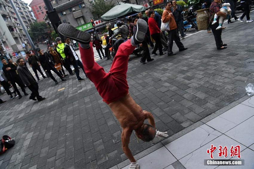 愛犬と街中でパフォーマンスを披露する75歳男性　重慶市

