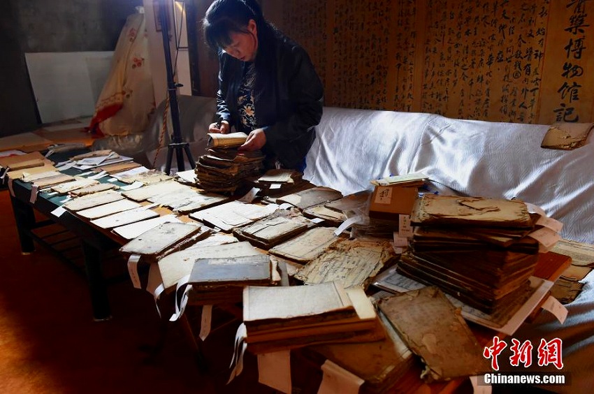 古書 10萬冊(cè)を集めた民間コレクター　漢代の木簡や華佗の「華氏中藏経」も