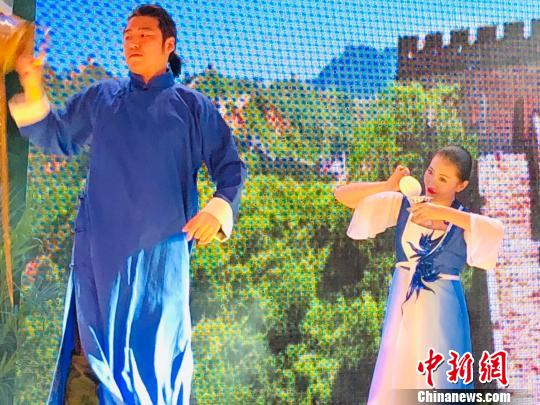 四川省の長嘴壺パフォーマーがNYで茶蕓を披露