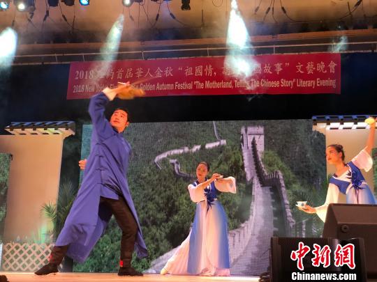 四川省の長嘴壺パフォーマーがNYで茶蕓を披露