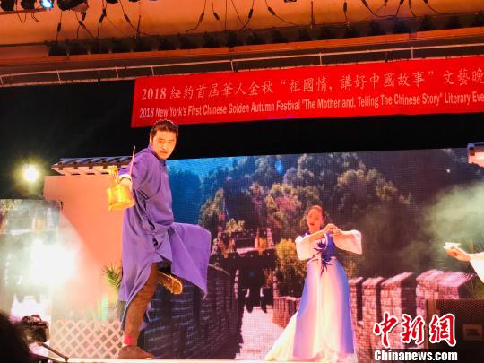 四川省の長嘴壺パフォーマーがNYで茶蕓を披露