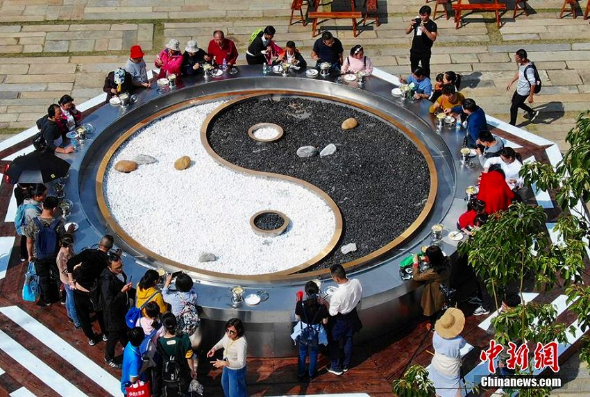 グルメフェスに直徑10メートルの「太極」養(yǎng)生鍋　江蘇省