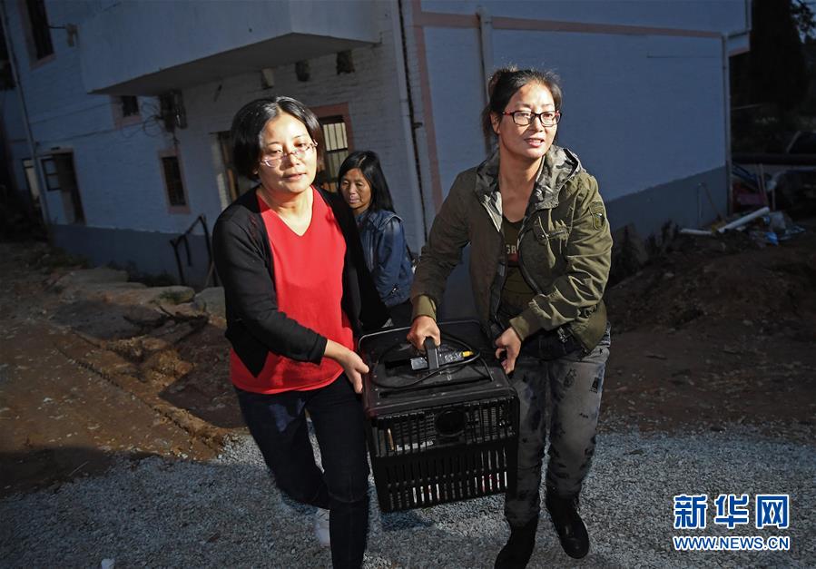 田舎の夜に文化の明かり燈す「女子映畫上映隊」　江西省