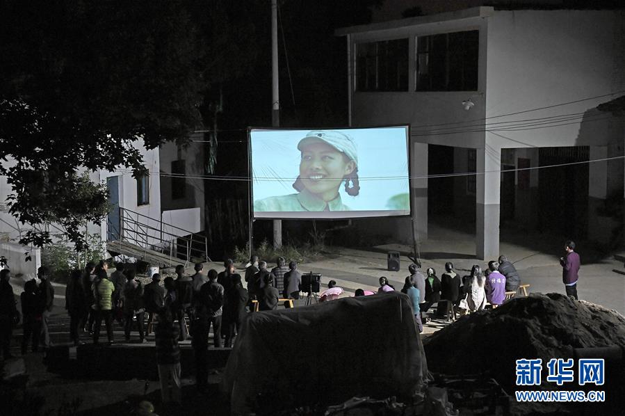 田舎の夜に文化の明かり燈す「女子映畫上映隊」　江西省