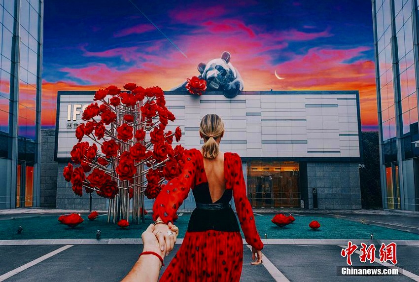 ロシアの有名フォトグラファーによる「妻の背中越しに見る重慶」