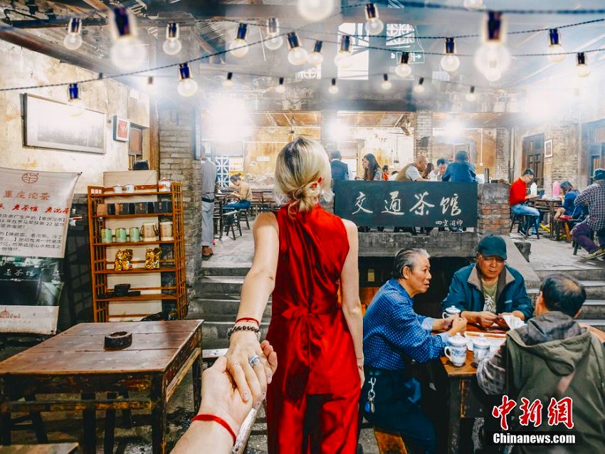 ロシアの有名フォトグラファーによる「妻の背中越しに見る重慶」