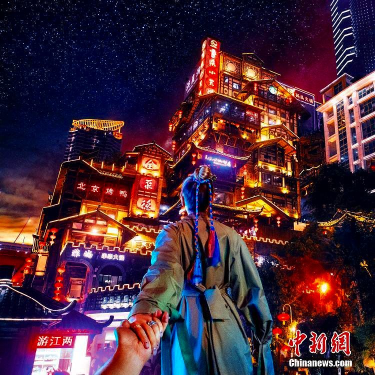 ロシアの有名フォトグラファーによる「妻の背中越しに見る重慶」