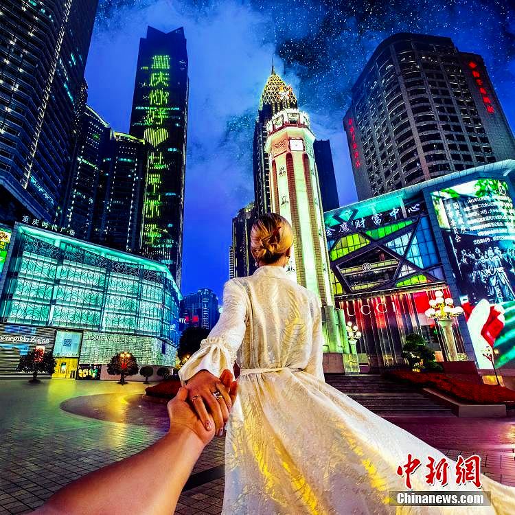 ロシアの有名フォトグラファーによる「妻の背中越しに見る重慶」