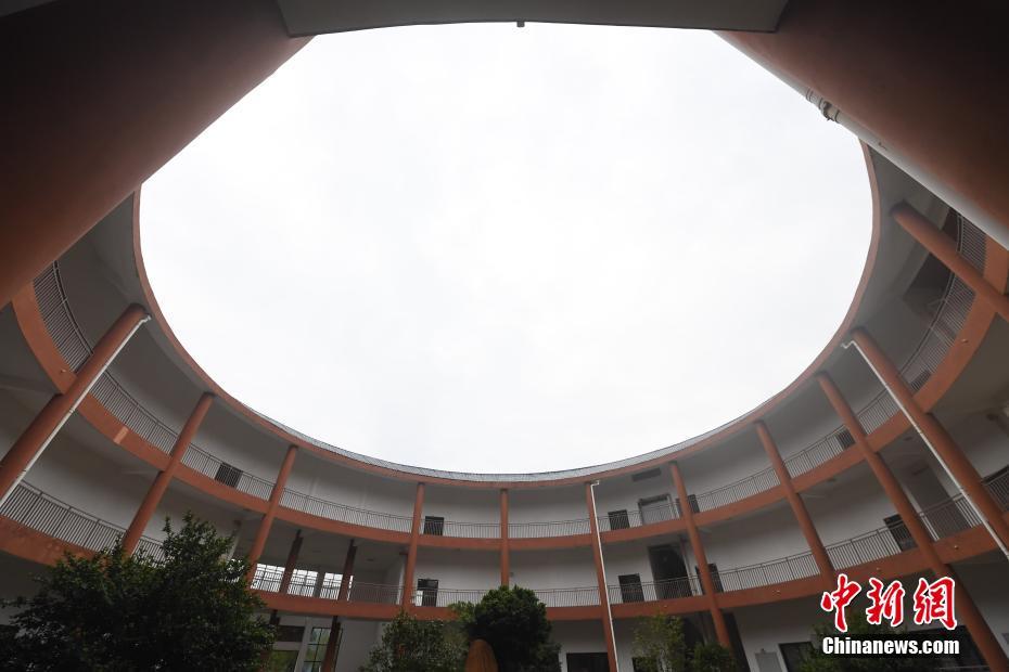 高速道路サービスエリアの建物は「土樓」にそっくり　福建省永定