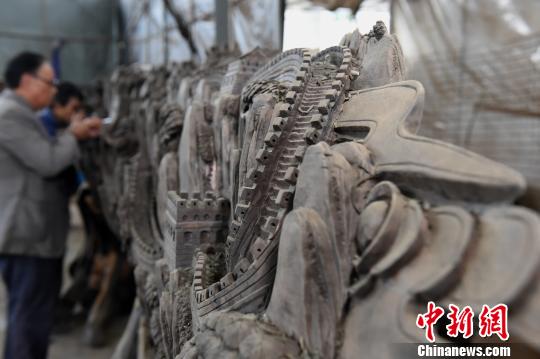 長(zhǎng)さ6メートルの黒檀に3ヶ月かけて萬(wàn)里の長(zhǎng)城を彫刻　重慶
