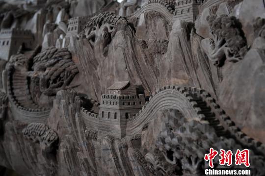 長さ6メートルの黒檀に3ヶ月かけて萬里の長城を彫刻　重慶