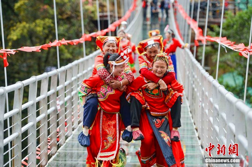 姑背負った嫁たちがガラスのつり橋渡るコンテスト　湖南省