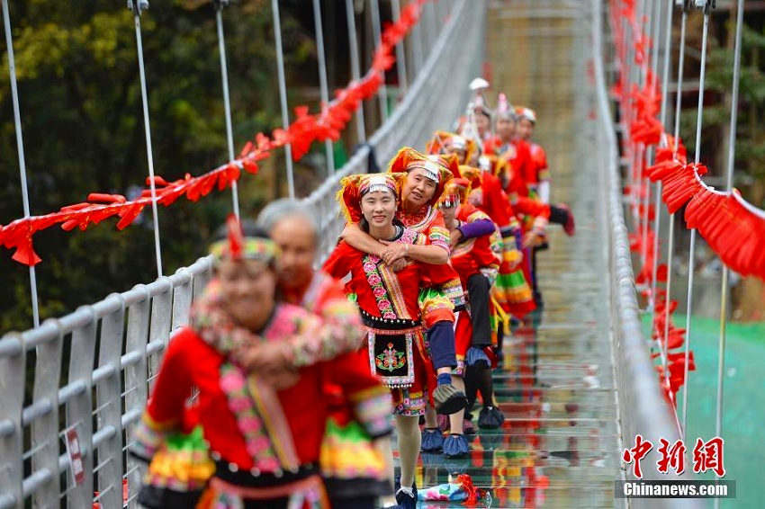 姑背負(fù)った嫁たちがガラスのつり橋渡るコンテスト　湖南省