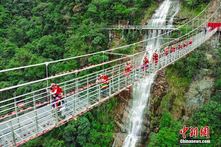姑背負(fù)った嫁たちがガラスのつり橋渡るコンテスト　湖南省