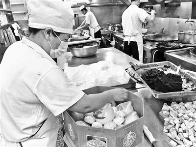 17日は重陽節(jié)、伝統(tǒng)の軽食?お菓子の販売が好調(diào)