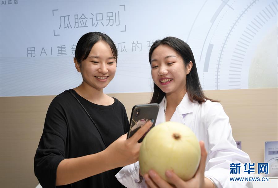 メロンをスキャンして糖度をチェック！　AIメロン店が海南省にオープン