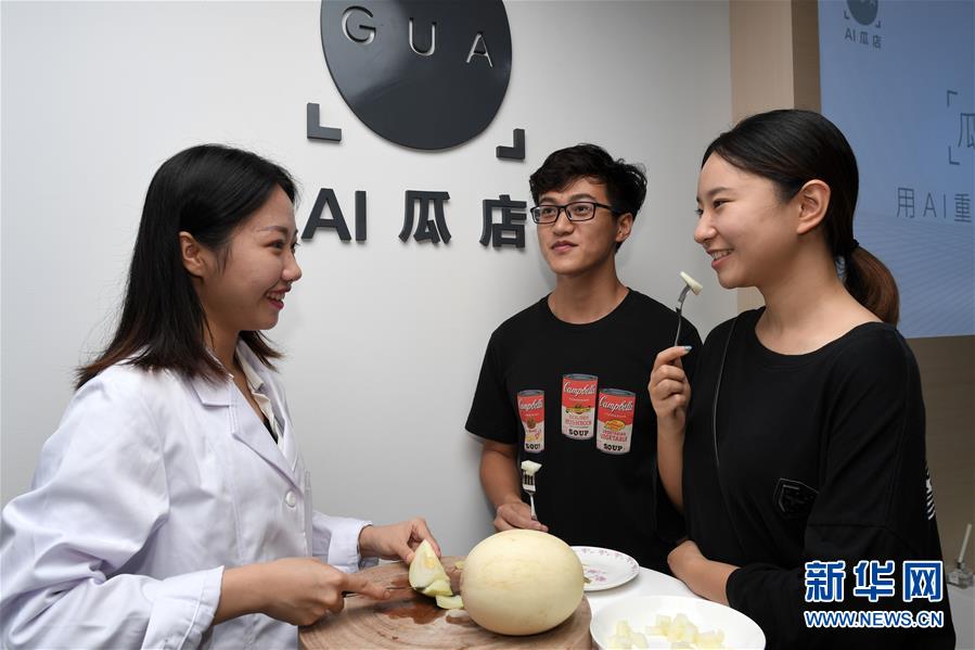 メロンをスキャンして糖度をチェック！　AIメロン店が海南省にオープン