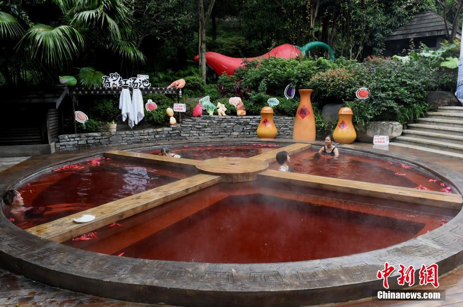 重慶の溫泉施設に巨大「火鍋風呂」が登場