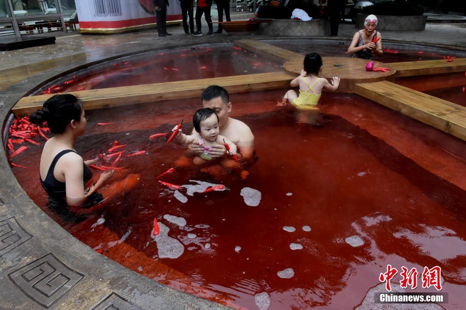 重慶の溫泉施設(shè)に巨大「火鍋風(fēng)呂」が登場