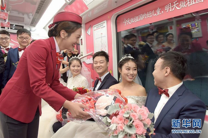 「幸福駅」に向かって地下鉄出発！