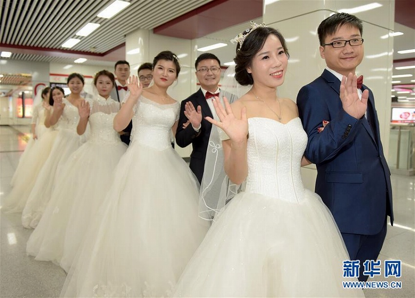 「幸福駅」に向かって地下鉄出発！