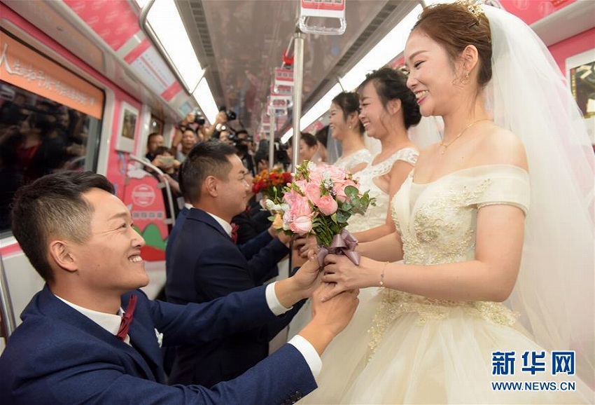 「幸福駅」に向かって地下鉄出発！