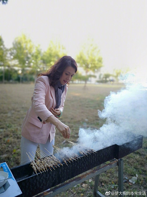 CCTV女性司會(huì)者に學(xué)ぶスカーフのおしゃれな巻き方