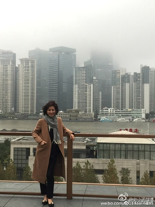 CCTV女性司會(huì)者に學(xué)ぶスカーフのおしゃれな巻き方