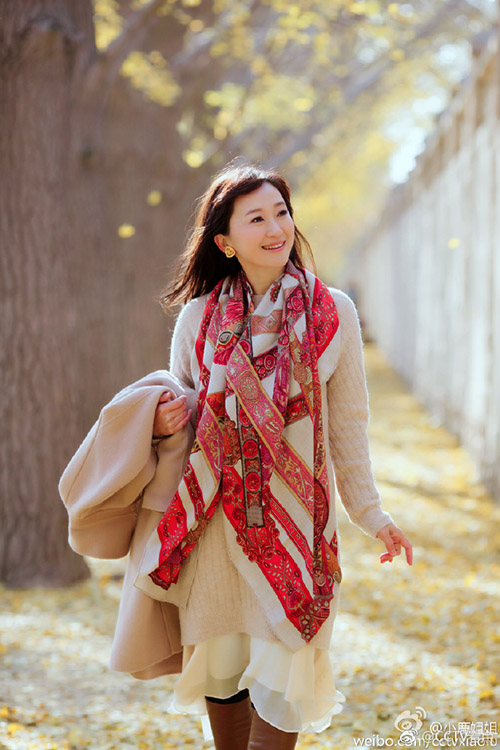 CCTV女性司會(huì)者に學(xué)ぶスカーフのおしゃれな巻き方