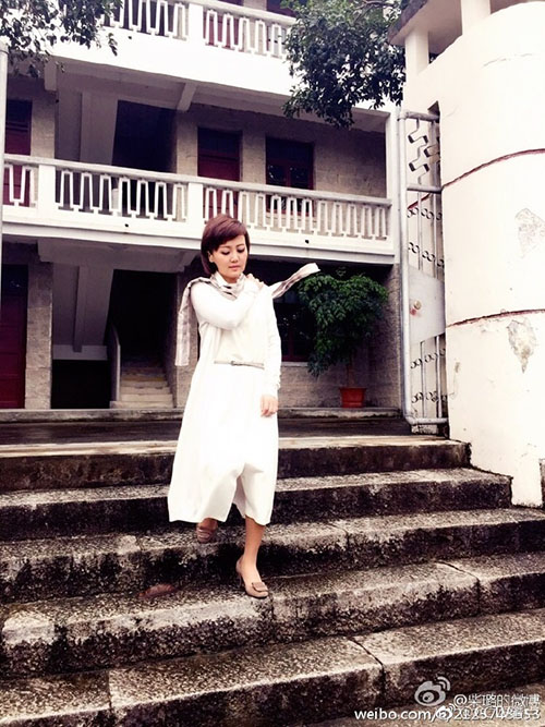 CCTV女性司會者に學(xué)ぶスカーフのおしゃれな巻き方