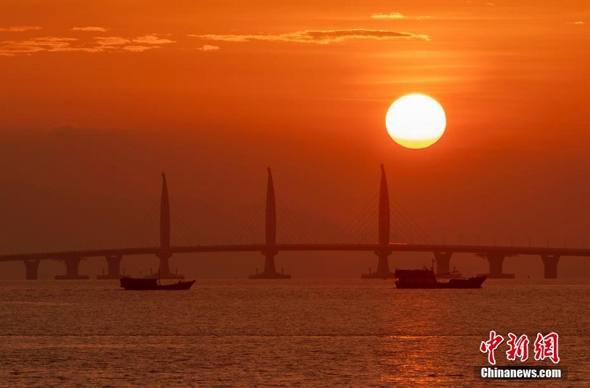 港珠澳大橋の美しい朝焼け