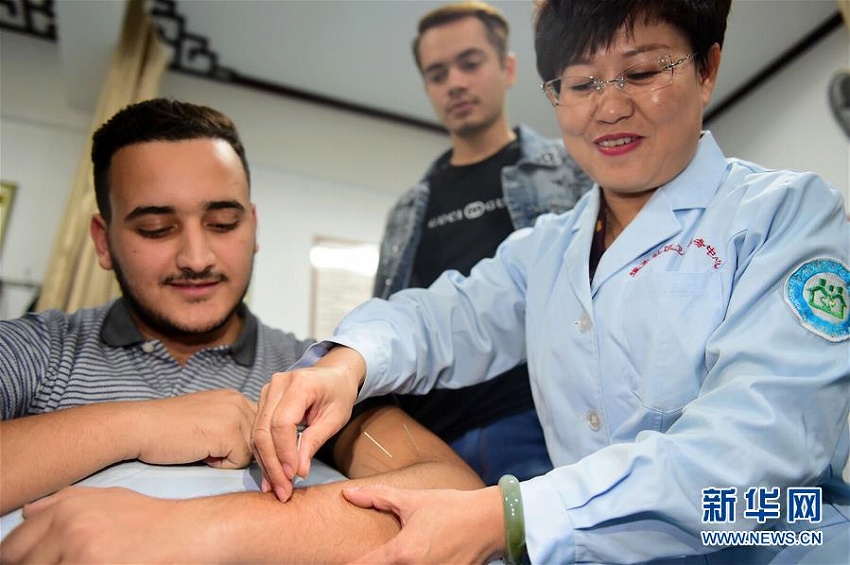 世界伝統(tǒng)醫(yī)薬デーに中醫(yī)文化を體験し、その魅力を知るイベント