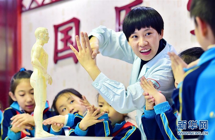 世界伝統(tǒng)醫(yī)薬デーに中醫(yī)文化を體験し、その魅力を知るイベント